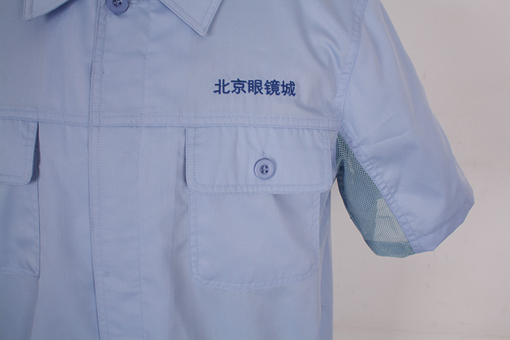 前胸平貼兜帶兜蓋，腋下使用透氣網