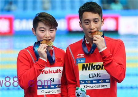 喜報！中國摘游泳世錦賽首金！練俊杰、司雅杰混雙10米臺奪冠